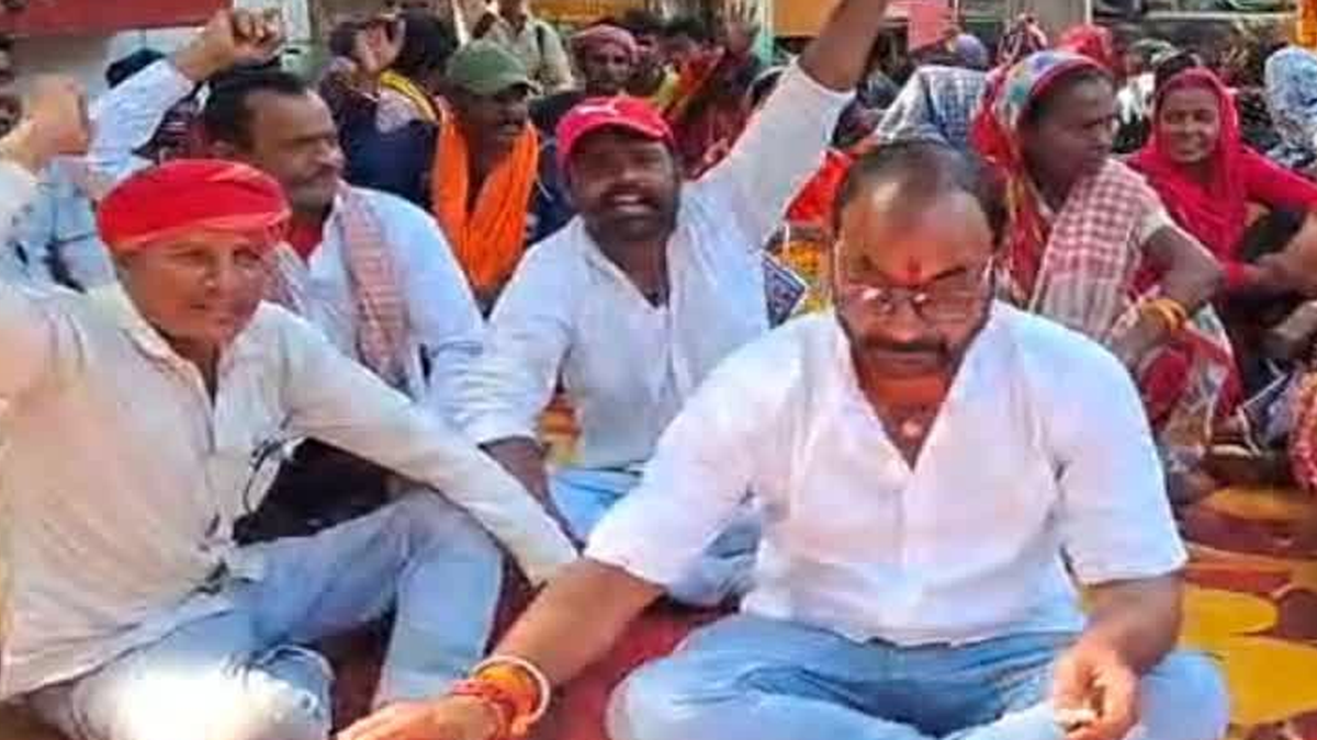धनबाद नगर निगम मुख्यालय के बाहर मांगों को लेकर प्रदर्शन करते कर्मचारी