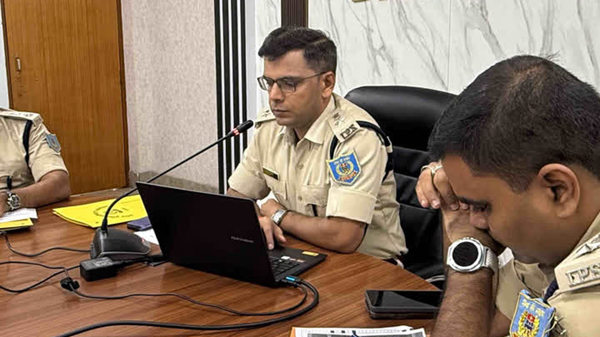 दुर्गा पूजा की सुरक्षा तैयारियों की समीक्षा करते धनबाद पुलिस के अधिकारी