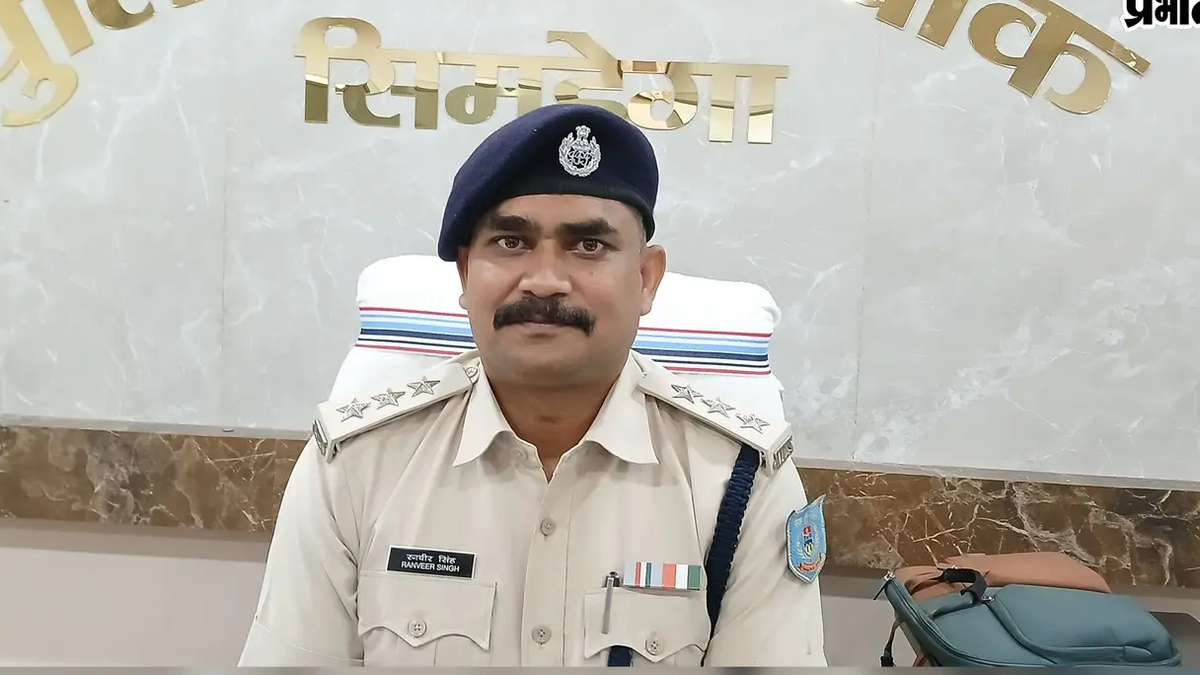 सिमडेगा में विशेष अभियान की जानकारी देते पुलिस अधिकारी