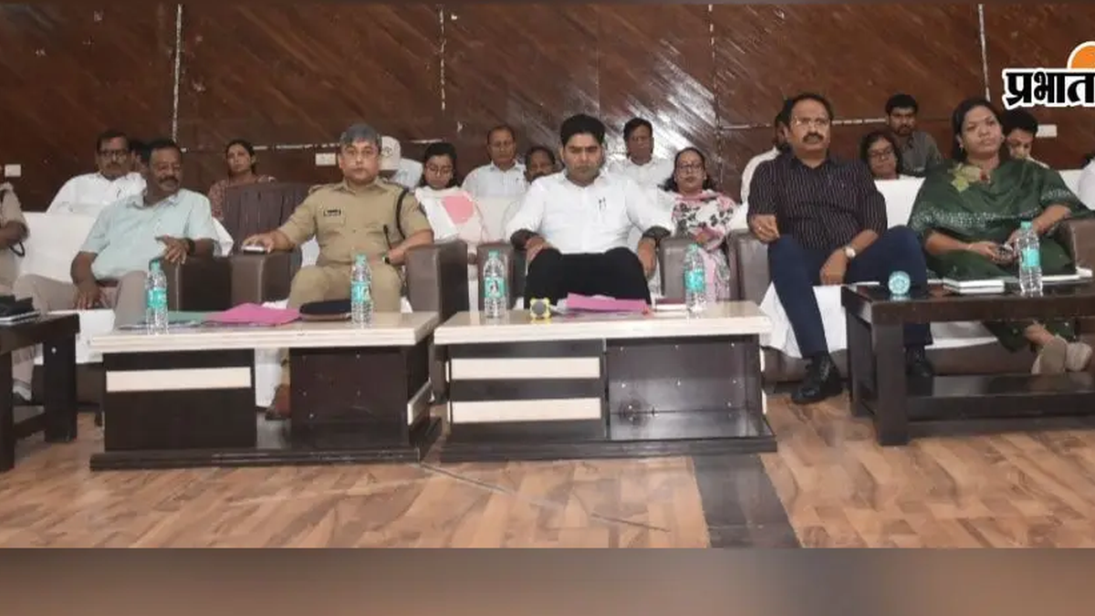 लोहरदगा में दुर्गा पूजा की सुरक्षा तैयारियों पर जिला स्तरीय शांति समिति की बैठक