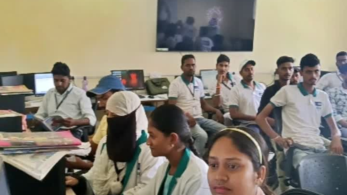 देवघर के आरसेटी केंद्र में कौशल प्रशिक्षण लेते ग्रामीण महिला और युवा