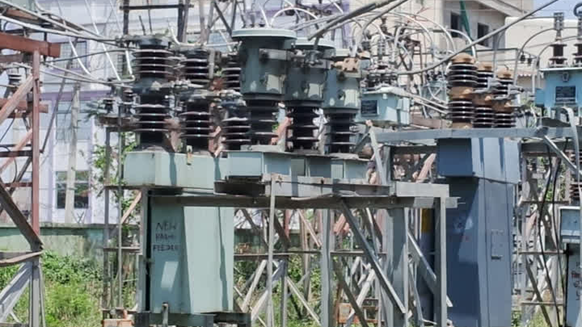 रांची में बिजली लाइन के रखरखाव और पेड़ों की शाखाओं की छंटाई का प्रतीकात्मक दृश्य