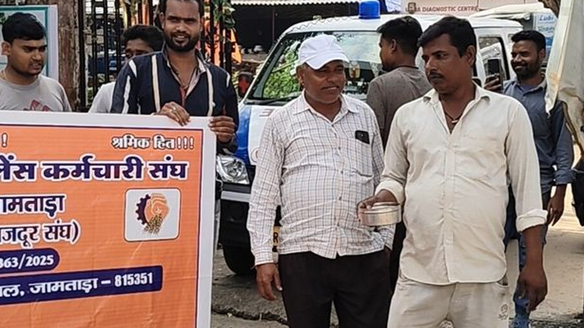 जामताड़ा में बकाया मानदेय की मांग को लेकर प्रदर्शन करते एंबुलेंस कर्मचारी