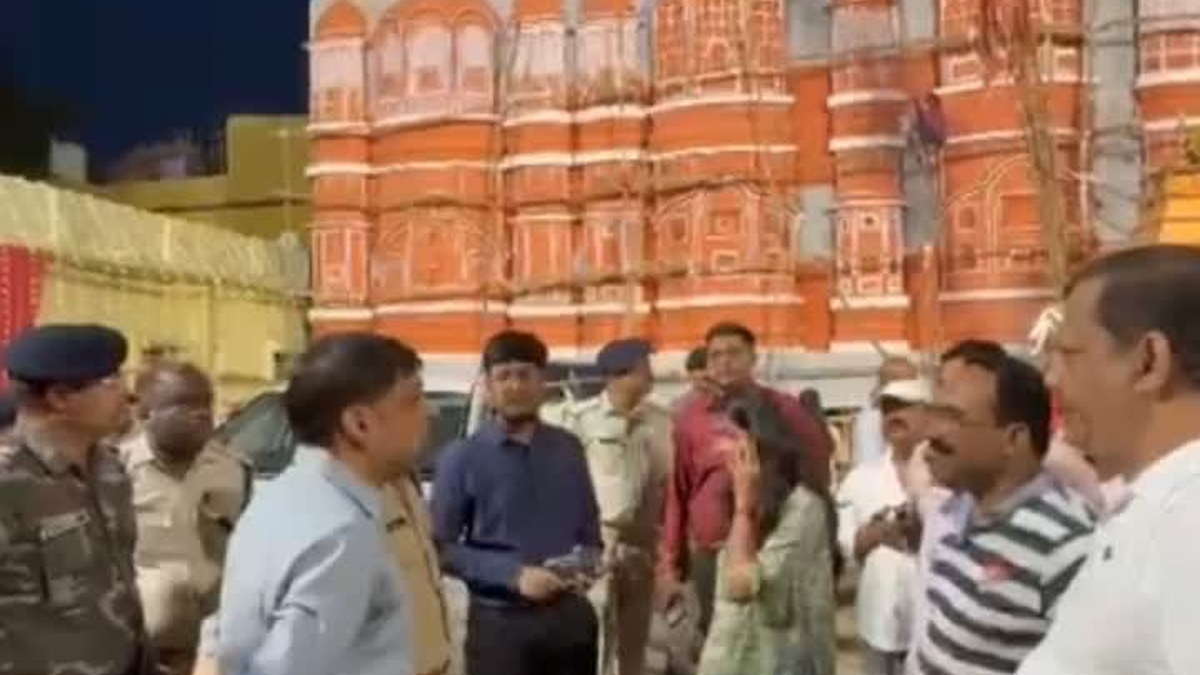 देवघर में दुर्गा पूजा पंडालों की व्यवस्था का निरीक्षण करते प्रशासनिक अधिकारी