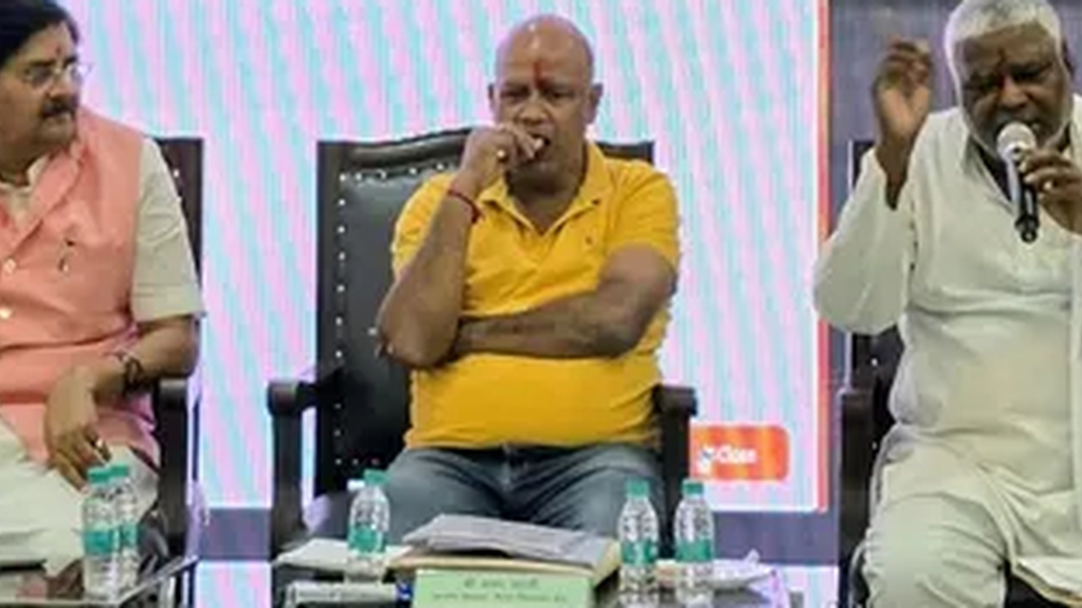 धनबाद डीएमएफटी न्यास परिषद की बैठक में उपस्थित अधिकारी और जनप्रतिनिधि
