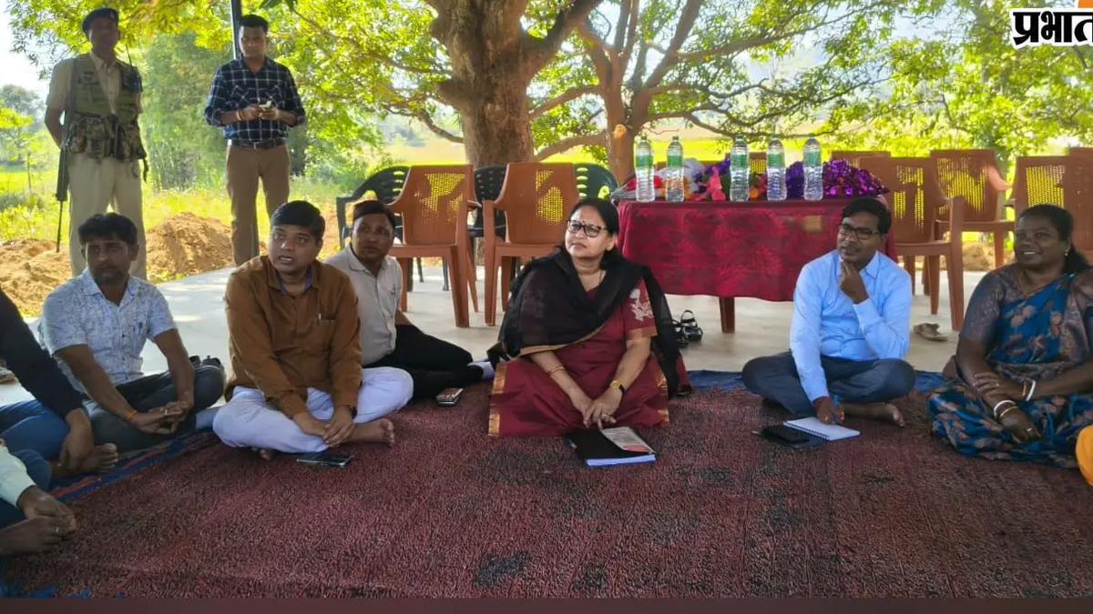 कोरकोटजोर गांव में मलार समाज के लोगों की समस्याएं सुनतीं सिमडेगा उपायुक्त कंचन सिंह