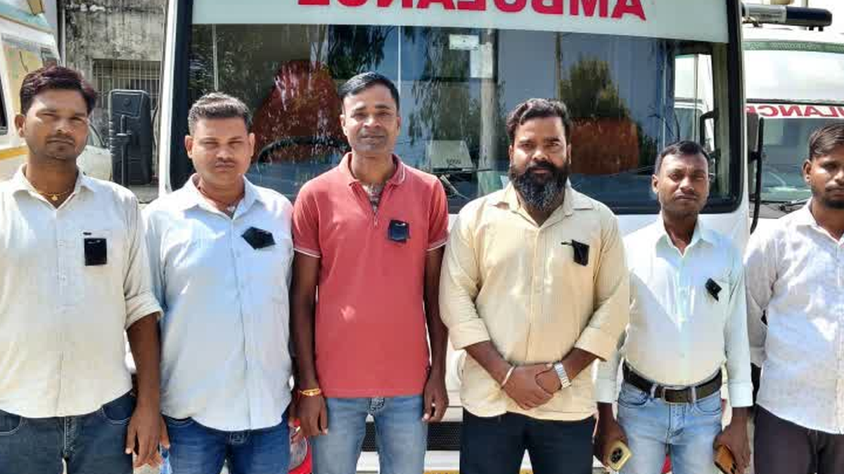 झारखंड में मांगों को लेकर प्रदर्शन करते 108 एंबुलेंस सेवा के कर्मचारी