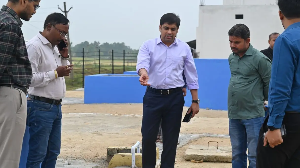 गिधनी बांध मत्स्य प्रक्षेत्र में निर्माणाधीन फिश ब्रूड बैंक का निरीक्षण करते अधिकारी