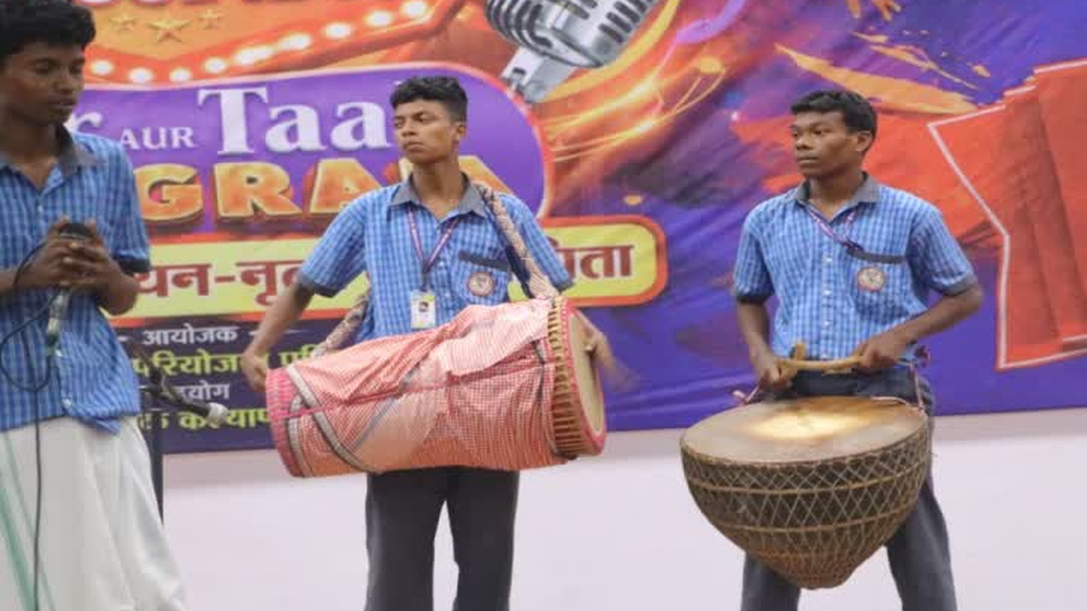 झारखंड स्कूल आइडल सुर और ताल संग्राम में भाग लेते स्कूली विद्यार्थी