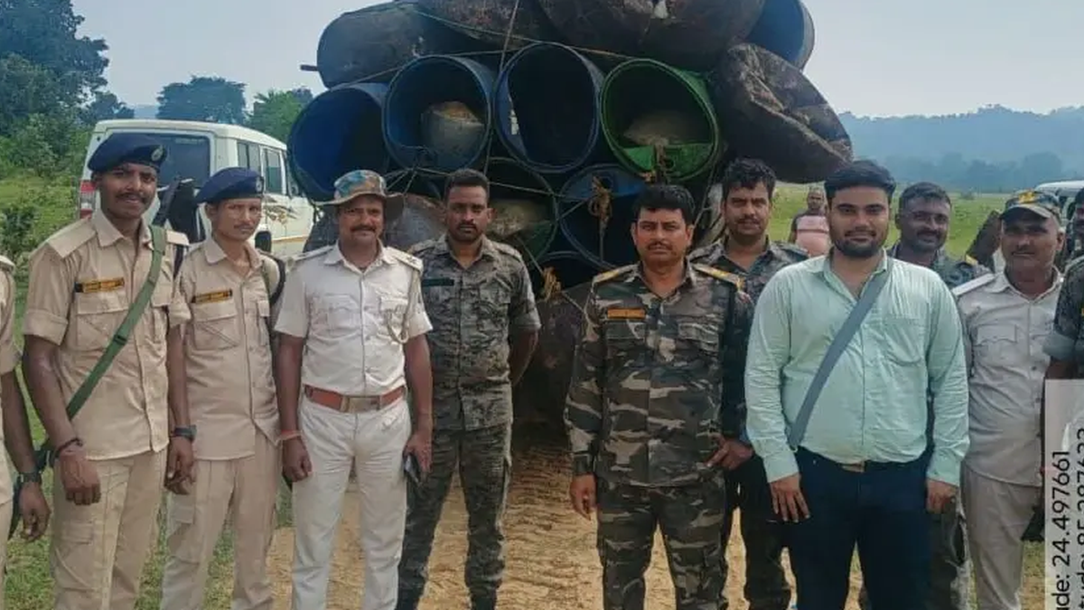 चौपारण के झरना गांव में अवैध शराब भट्ठियों के खिलाफ कार्रवाई करती उत्पाद विभाग की संयुक्त टीम