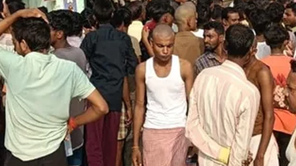 बोकारो के नगेन मोड़ पर दुकानों में घुसे ट्रेलर के बाद दुर्घटनास्थल