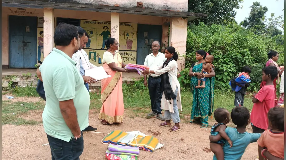 सुंदरपहाड़ी के पहाड़िया गांव में मलेरिया जांच और मच्छरदानी वितरण अभियान