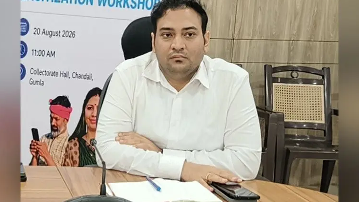 गुमला समाहरणालय में रोजगार और आवास योजनाओं की समीक्षा करते अधिकारी