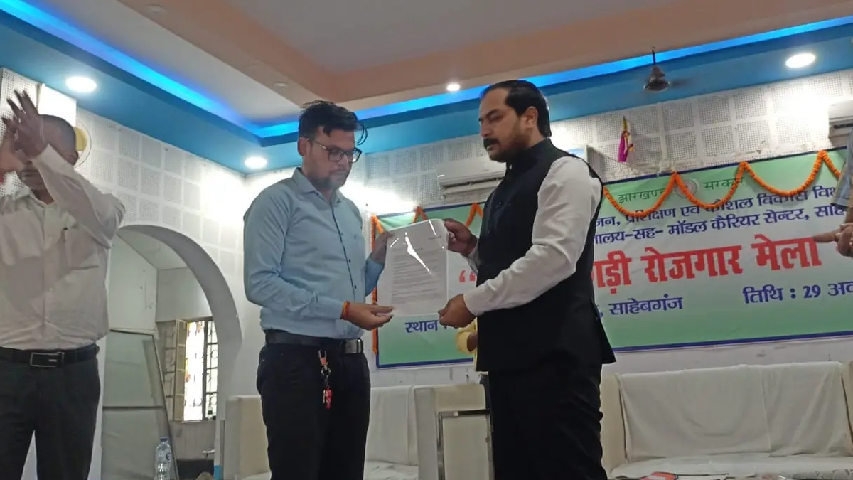 साहिबगंज के रोजगार मेले में उपस्थित अभ्यर्थी और विभिन्न नियोजकों के स्टॉल