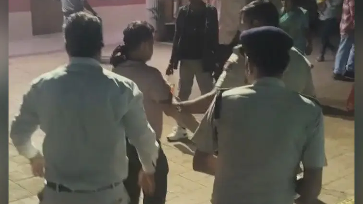 हावड़ा-टाटानगर स्टील एक्सप्रेस में पत्थर लगने से घायल मानगो निवासी यात्री से जुड़ी खबर