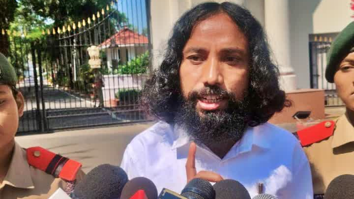 बुंडू के पीपीके कॉलेज की एनसीसी यूनिट बहाली के लिए राज्यपाल को ज्ञापन सौंपता प्रतिनिधिमंडल
