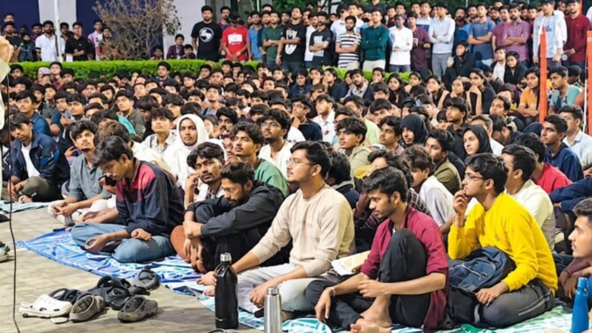 खेलगांव स्थित आईआईआईटी रांची परिसर में छात्र की मौत के बाद धरना देते विद्यार्थी