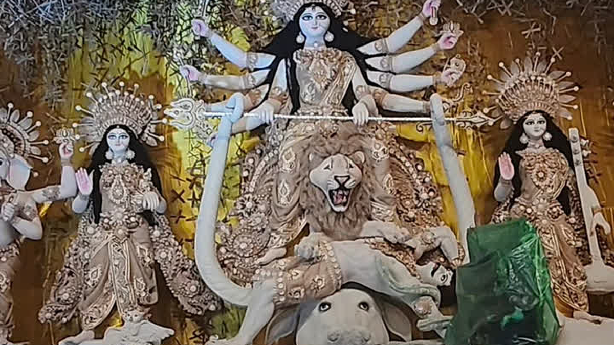 धनबाद के झारखंड मैदान में प्राकृतिक सामग्रियों से तैयार दुर्गा पूजा पंडाल