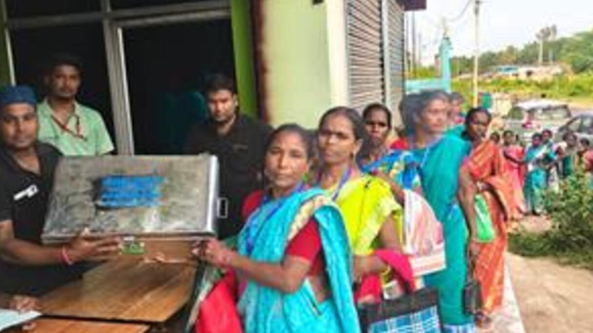 जामा में महिला फार्मर प्रोड्यूसर कंपनी की 10वीं वार्षिक आमसभा में उपस्थित सदस्य और प्रतिनिधि
