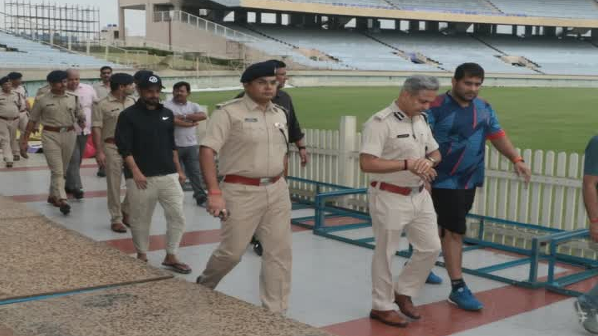 रांची के जेएससीए स्टेडियम में टी20 मैच से पहले सुरक्षा व्यवस्था का निरीक्षण