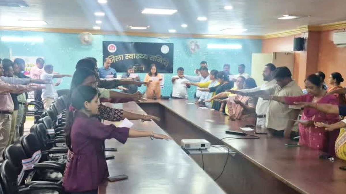 रांची सिविल सर्जन कार्यालय में तंबाकू सेवन नहीं करने की शपथ लेते स्वास्थ्य कर्मी