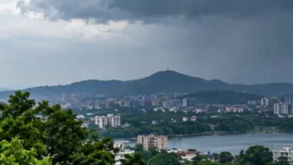 रांची में बादलों से घिरा आसमान और हल्की बारिश का मौसम