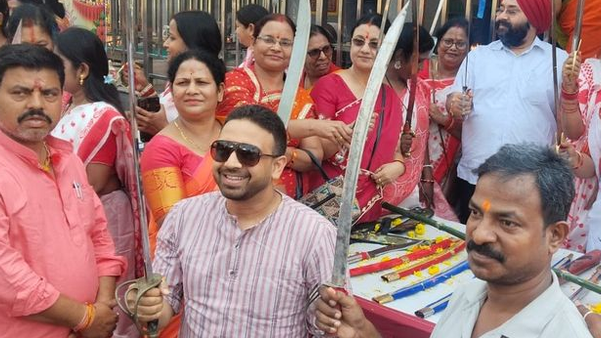 जमशेदपुर में जम्बू अखाड़ा महिला विंग का कन्या पूजन और शस्त्र पूजन कार्यक्रम