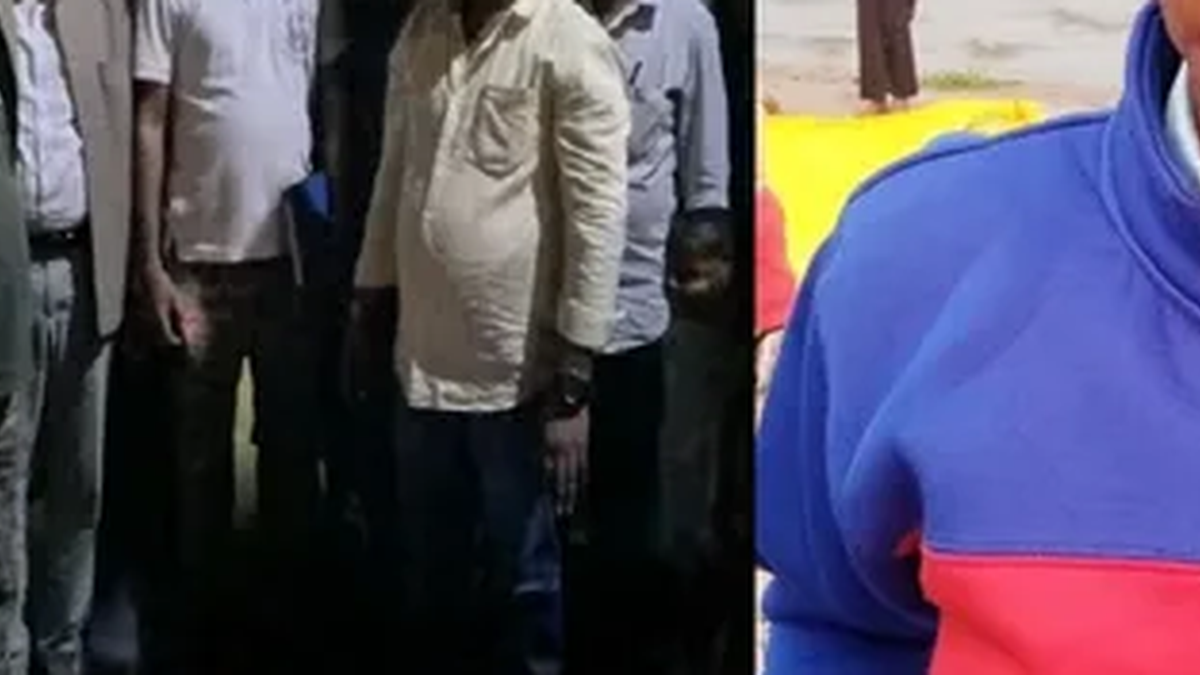 गिरिडीह के बंगराकला गांव में बुधन यादव को श्रद्धांजलि देते लोग