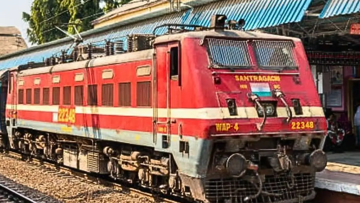 टाटानगर रेलवे स्टेशन पर खड़ी यात्री ट्रेन का दृश्य