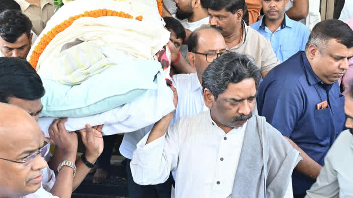 रांची में रूपी सोरेन को श्रद्धांजलि देने पहुंचे नेता और अन्य लोग