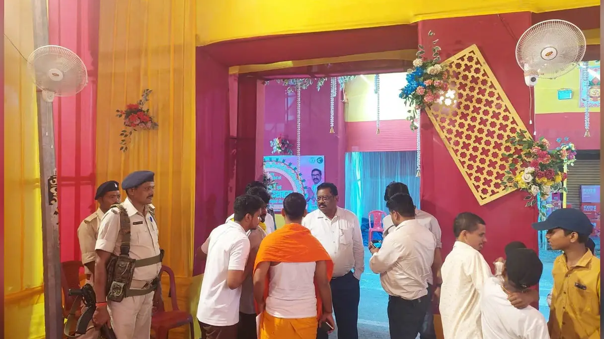 साहिबगंज में दुर्गा पूजा पंडाल का निरीक्षण करते प्रशासनिक अधिकारी