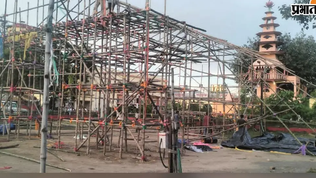 पाकुड़ रेलवे स्टेशन परिसर में तैयार किया जा रहा दुर्गा पूजा पंडाल