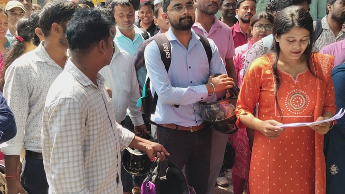 रांची में बकाया वेतन की मांग को लेकर धरना देते आउटसोर्सिंग लैब कर्मी