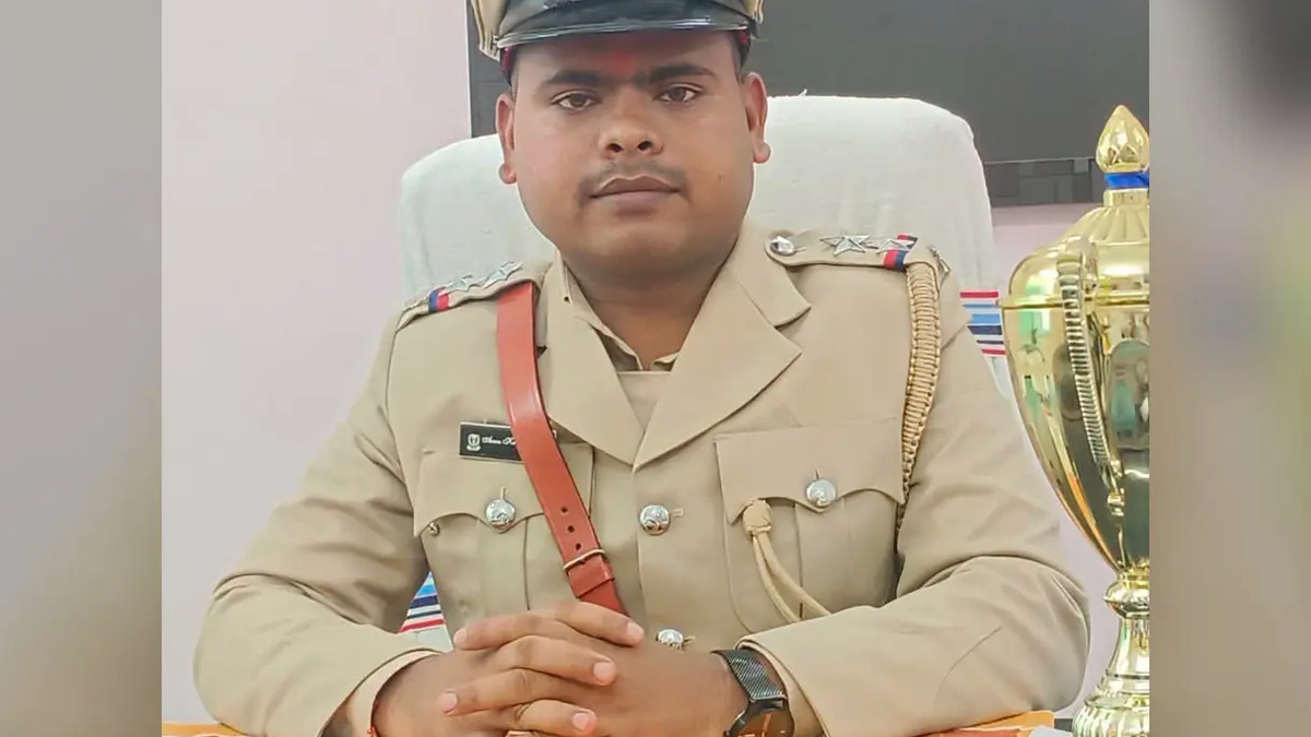 भवनाथपुर में युवाओं को नशे से दूर रहने की अपील करते थाना प्रभारी अरुण कुमार रवानी