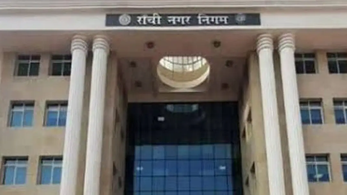 रांची में ग्रीन शीट से ढका हुआ एक निर्माणाधीन भवन