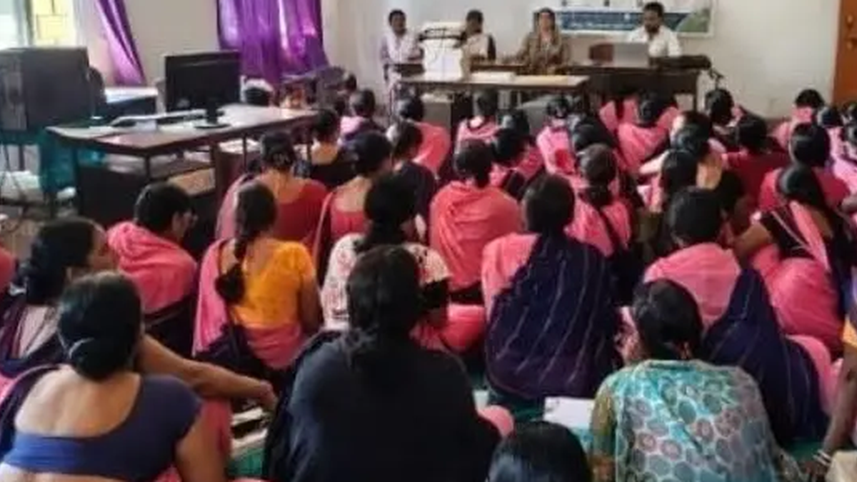 विश्रामपुर प्रखंड सभागार में प्रशिक्षण लेतीं आंगनबाड़ी सेविकाएं